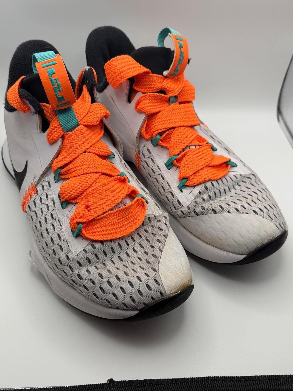 Nike LeBron Witness 5 basketball shoes size 10.5
